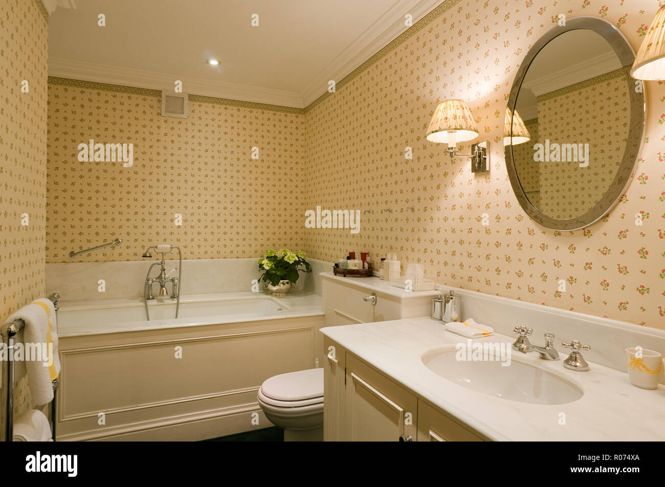 Giallo pastello bagno Foto Stock