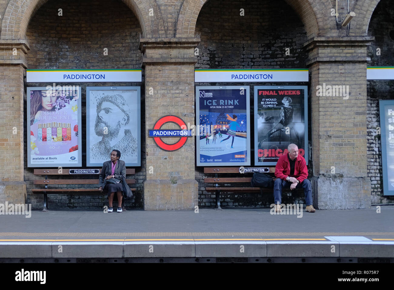Una donna di colore nero e bianco uomo su una Londra stazione ferroviaria. Paddington. Foto Stock