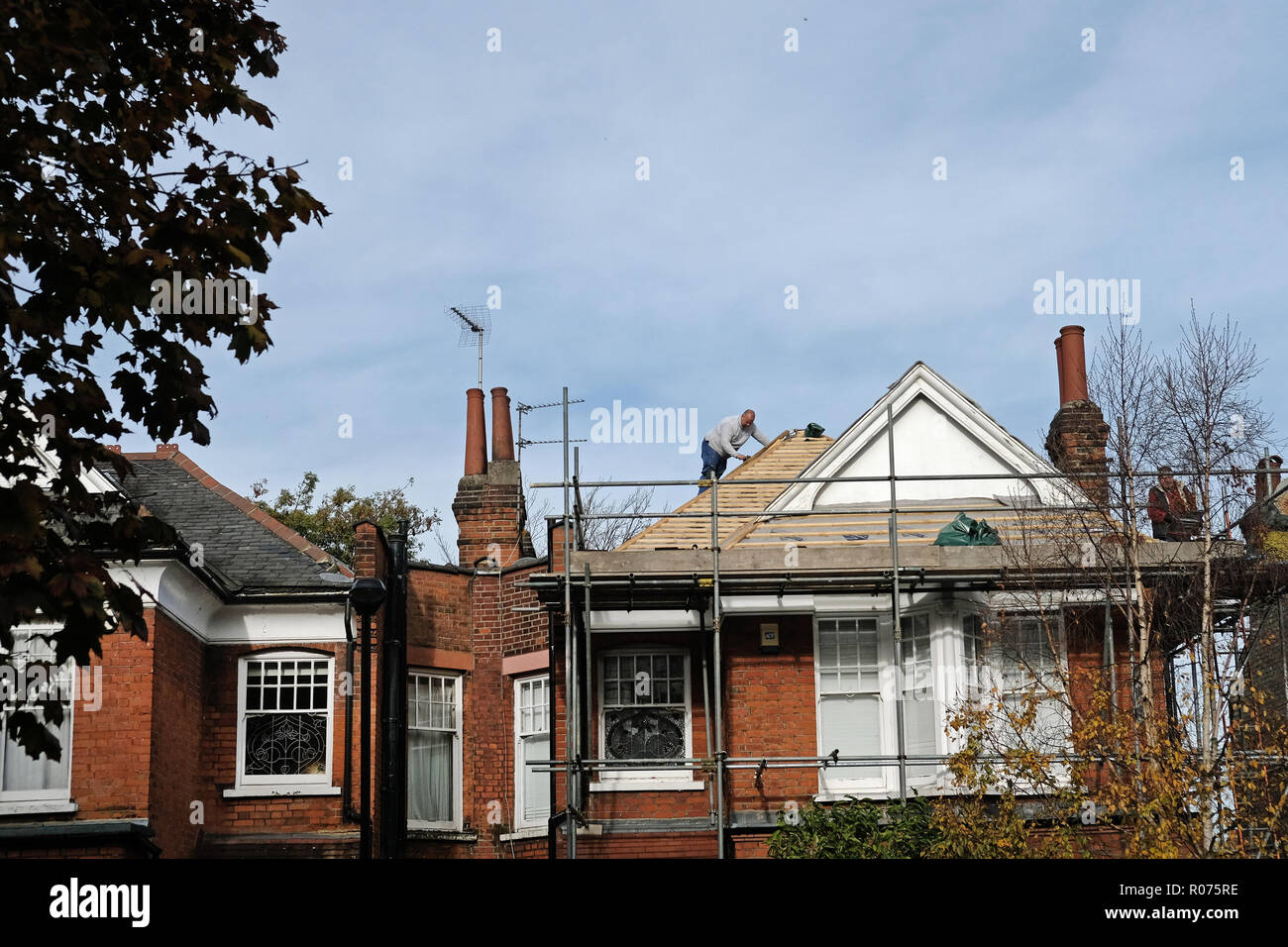 Un costruttore di lavorare su un tetto a Muswell Hill, Londra Foto Stock