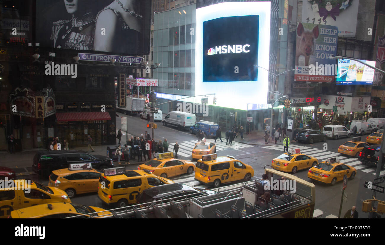 Linea di taxi per le strade di Times Square in un giorno di intensa attività nella città di New York. Foto Stock