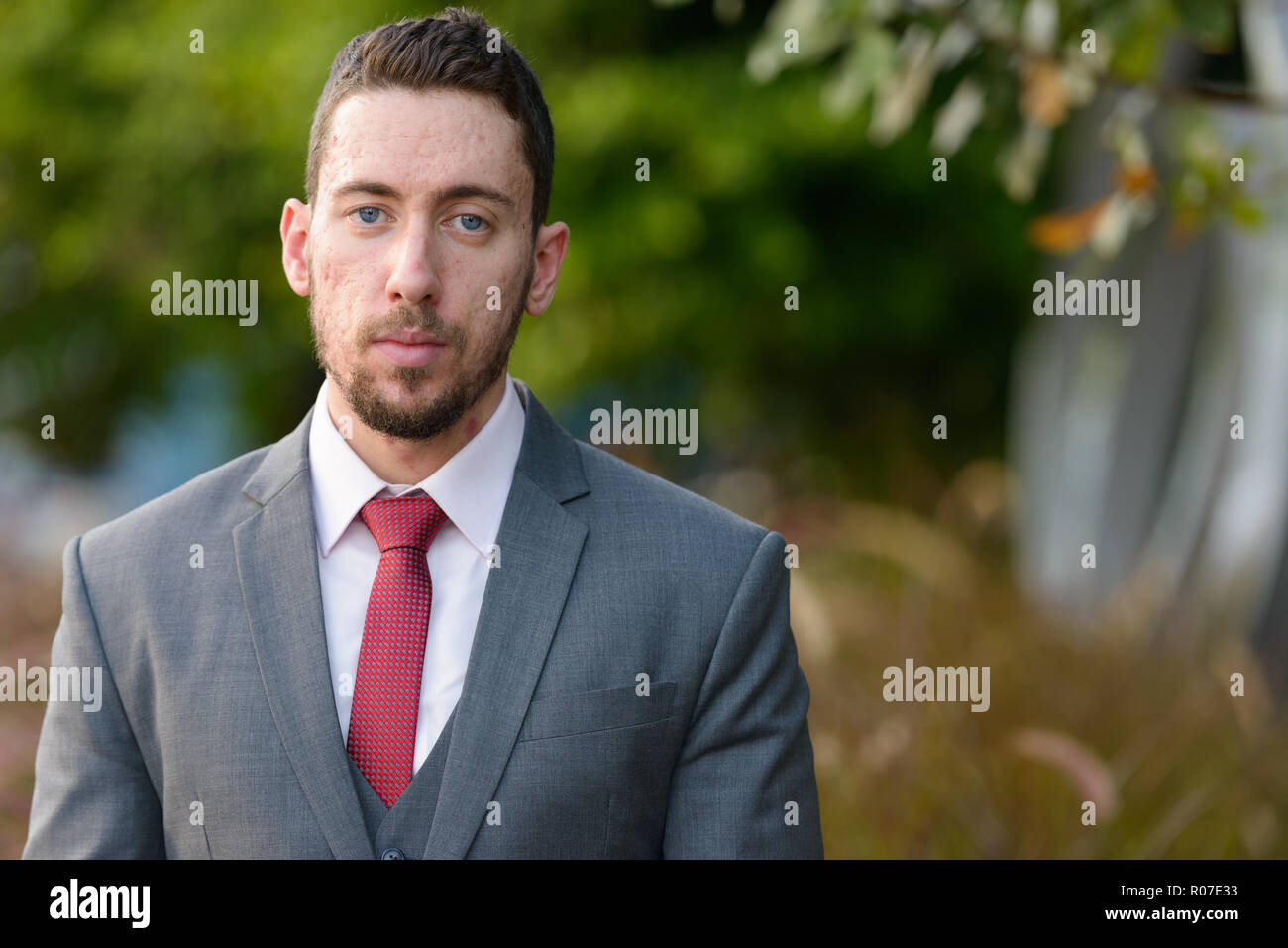 Ritratto di giovane imprenditore fiducioso all'aperto presso il park Foto Stock