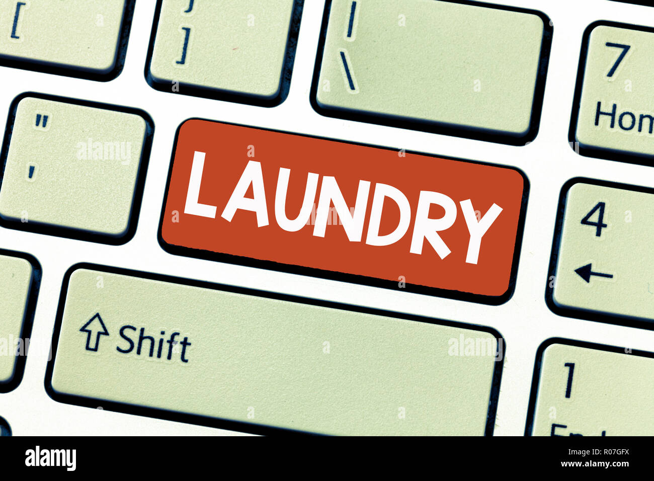 Conceptual la scrittura a mano che mostra servizio lavanderia. Business photo vetrina per camera per la pulizia di macchine per il lavaggio di indumenti di tessuti devono essere lavati. Foto Stock