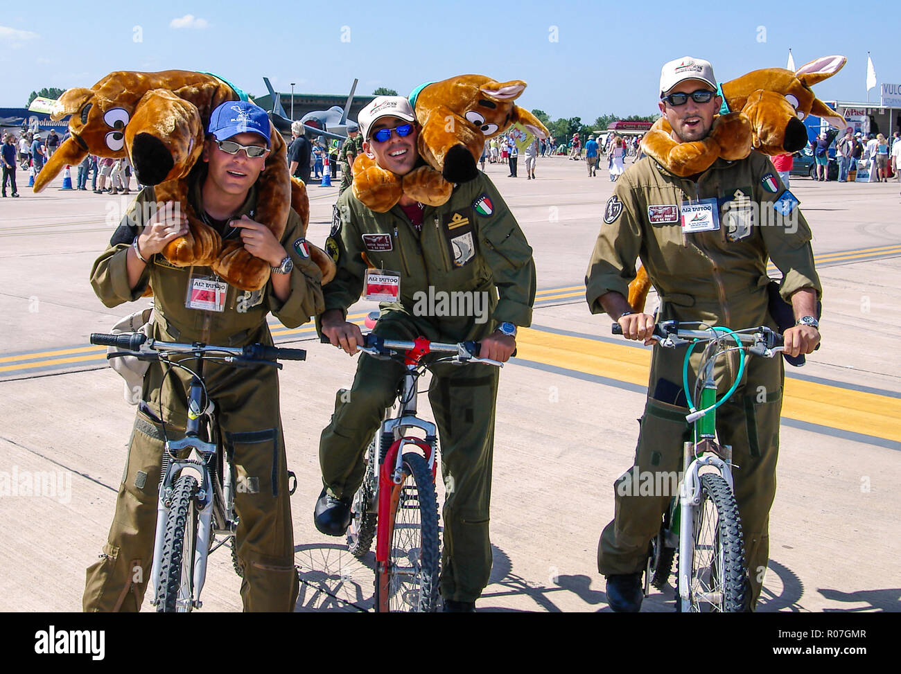 Forza Aerea Italiana personale godendo il Royal International Air Tattoo RIAT a RAF Fairford avendo vinto Scooby Doo lussureggiante giocattoli. Equipaggio militare escursioni in bicicletta Foto Stock