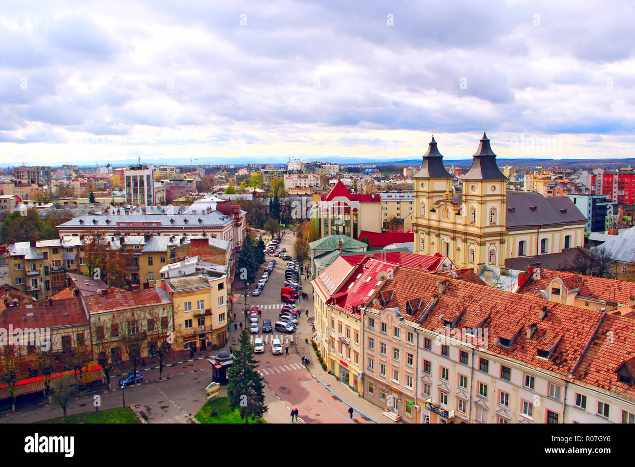 Vista Ivano-Frankivsk dall occhio di un uccello con le nuvole scure. Paesaggio urbano Foto Stock