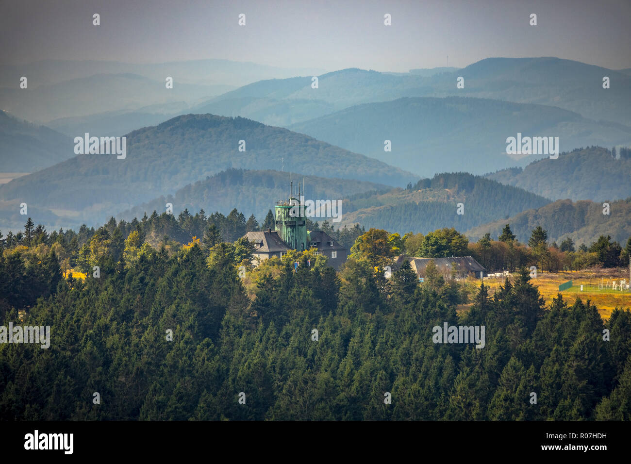 Vista aerea, stazione di montagna Kahler Asten, Tedesco servizio meteo, Kahler Asten mountain hotel e ristoranti, Lenneplätze, Winterberg, Sauerland, N Foto Stock