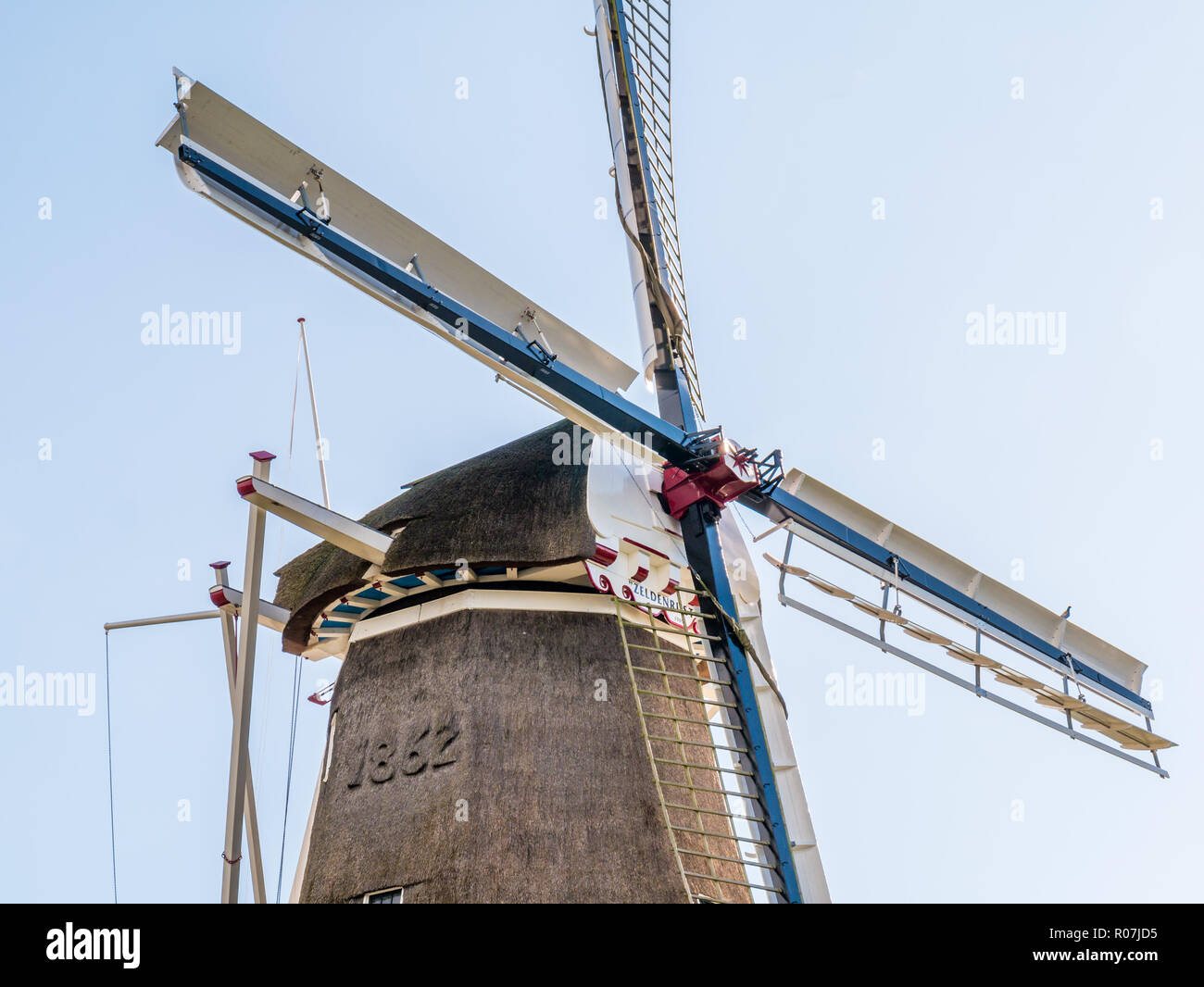 Dettaglio del mulino a vento Zeldenrust sulle fortificazioni della storica città fortificata di Dokkum, Friesland, Paesi Bassi Foto Stock
