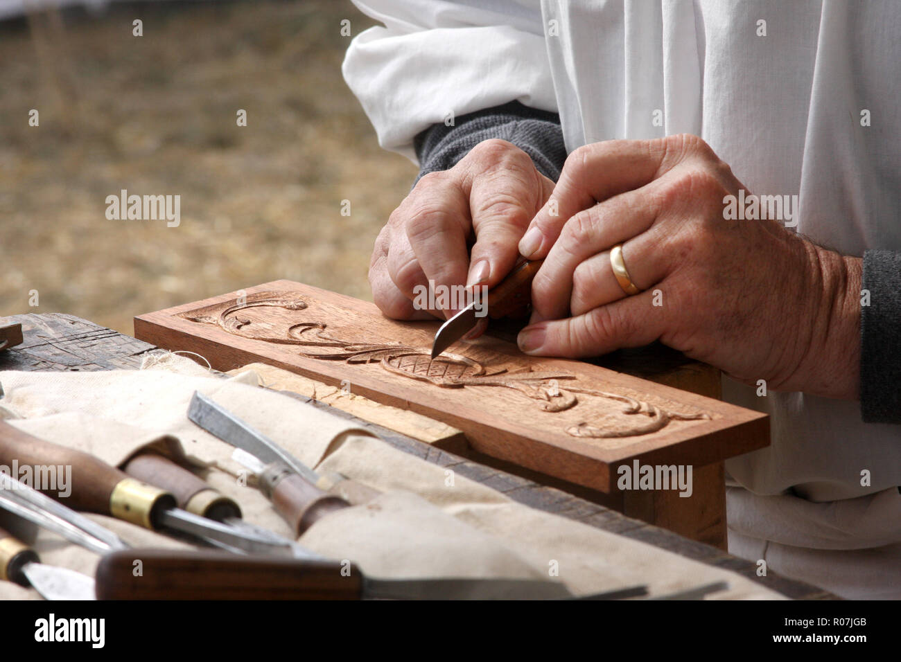 Scultura artigianale un pezzo di legno. Dimostrazione al Frontier Culture Museum, VA, USA. Foto Stock