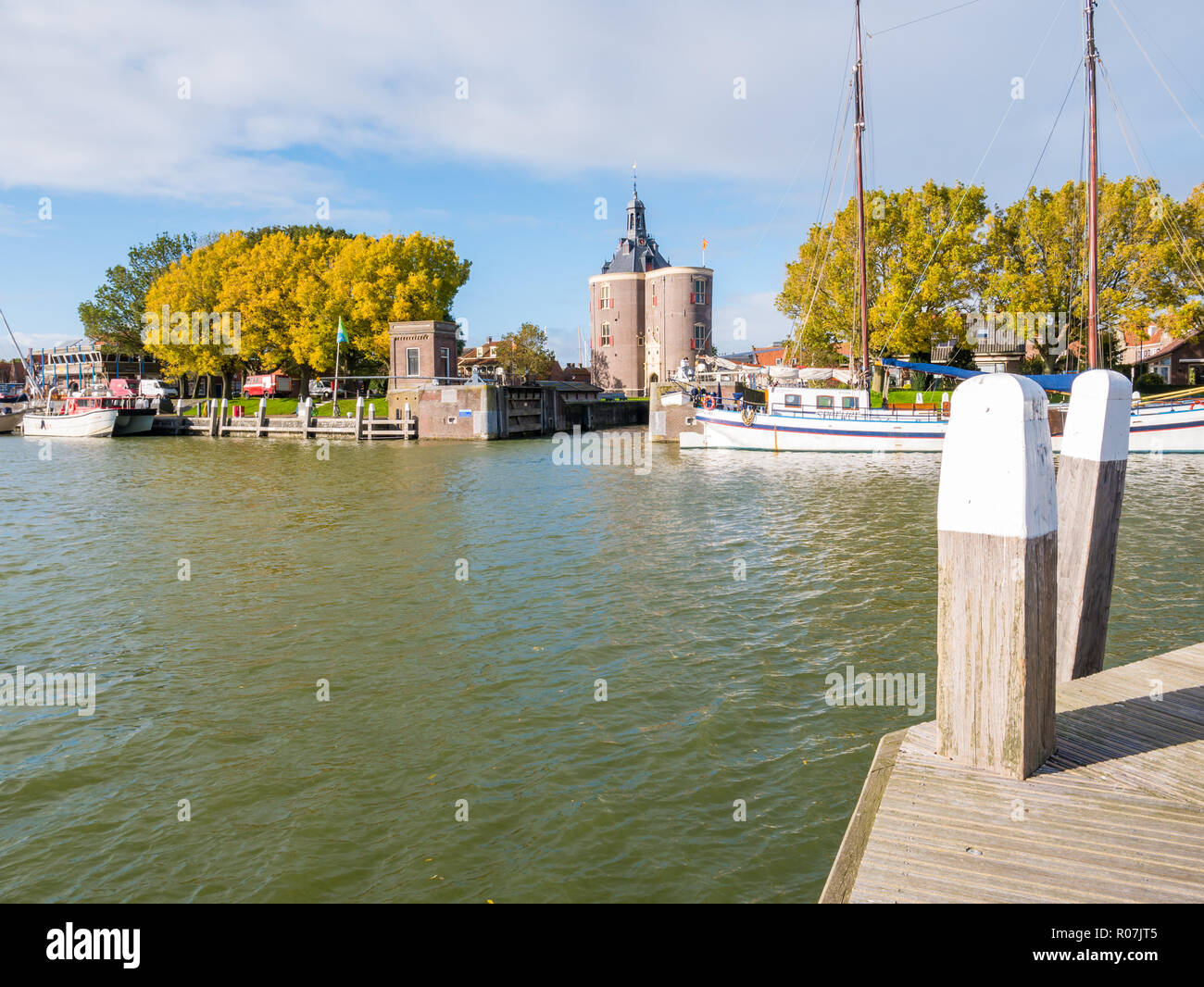 Entrata del porto vecchio e il city gate Drommedaris nella storica città di Enkhuizen, Noord-Holland, Paesi Bassi Foto Stock