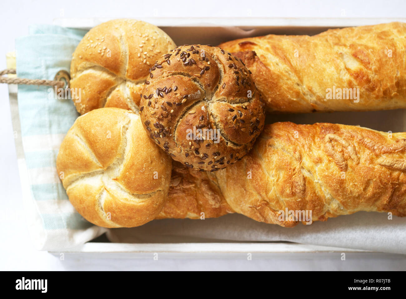 Kaiser farine di frumento e di segala panini con semi, mini-baguette con prosciutto e formaggio, pane fresco. Foto Stock