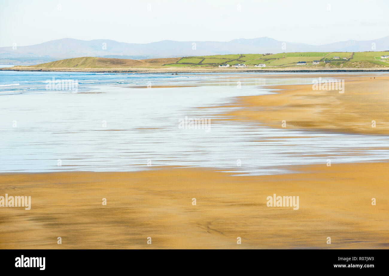 Magnifica spiaggia sabbiosa,Tullan Strand, che attira surfisti provenienti da tutta Italia e Europa Foto Stock