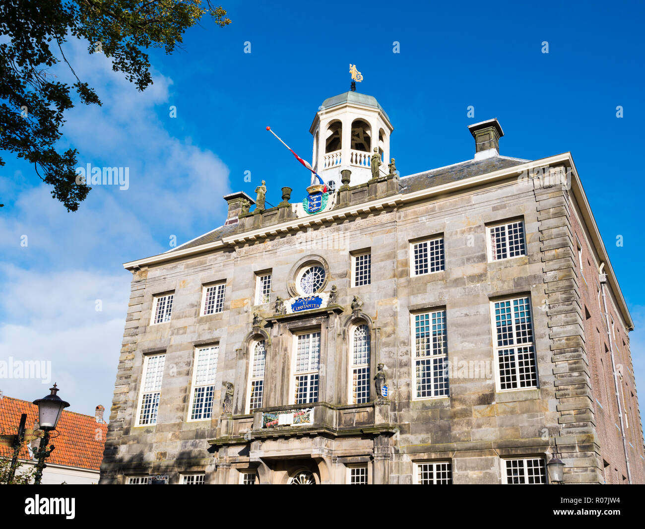 La facciata anteriore del municipio storico nel centro della città di Enkhuizen, Noord-Holland, Paesi Bassi Foto Stock