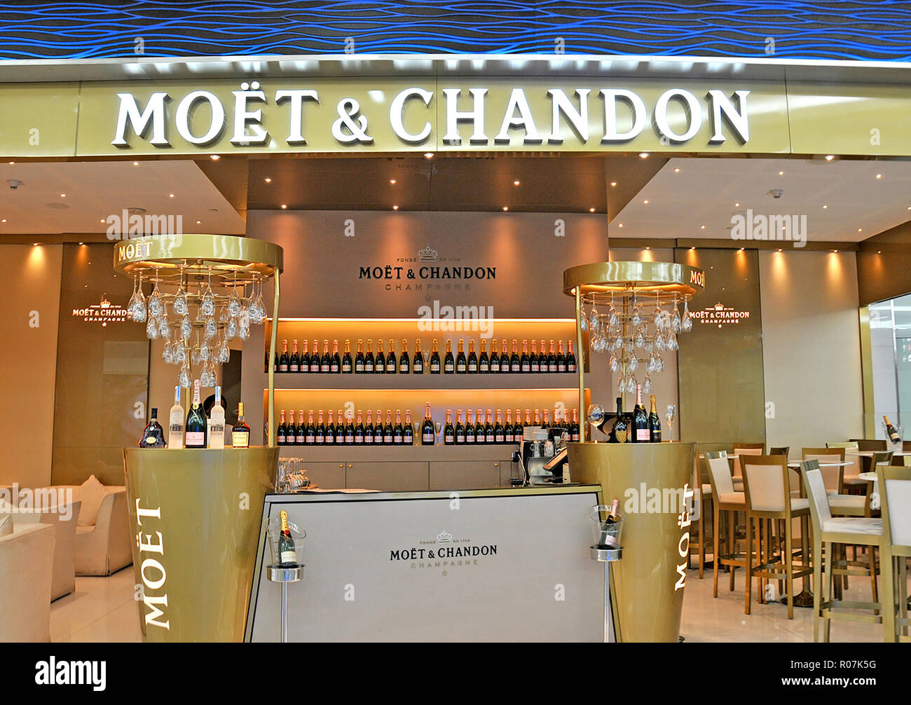 Moet & Chandon champagne boutique, duty free shop, l'aeroporto internazionale di Dubai, UAE Foto Stock