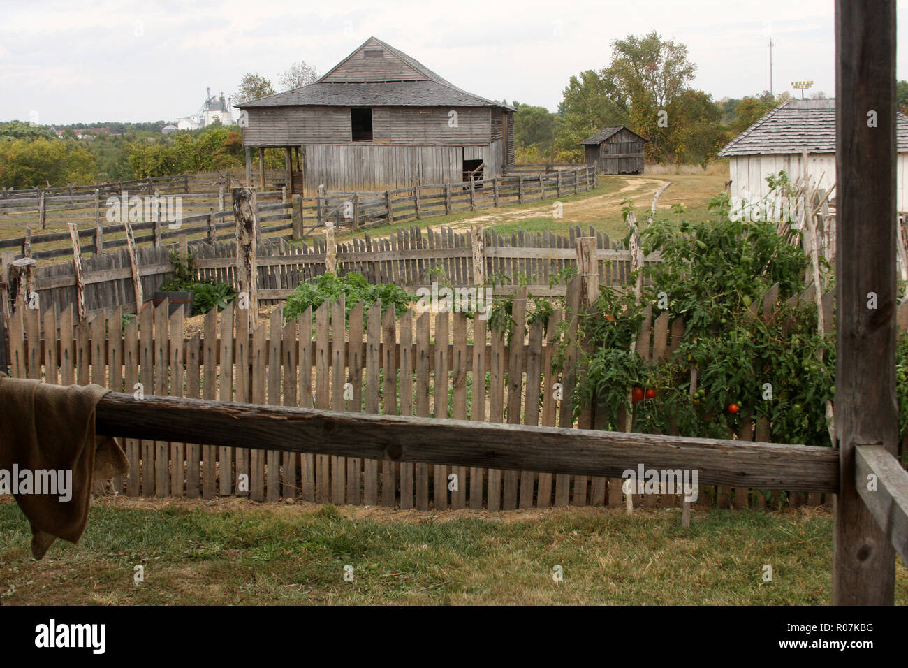 Giardino sul cortile e capannoni in mostra al Frontier Culture Museum, Staunton, VA, USA Foto Stock