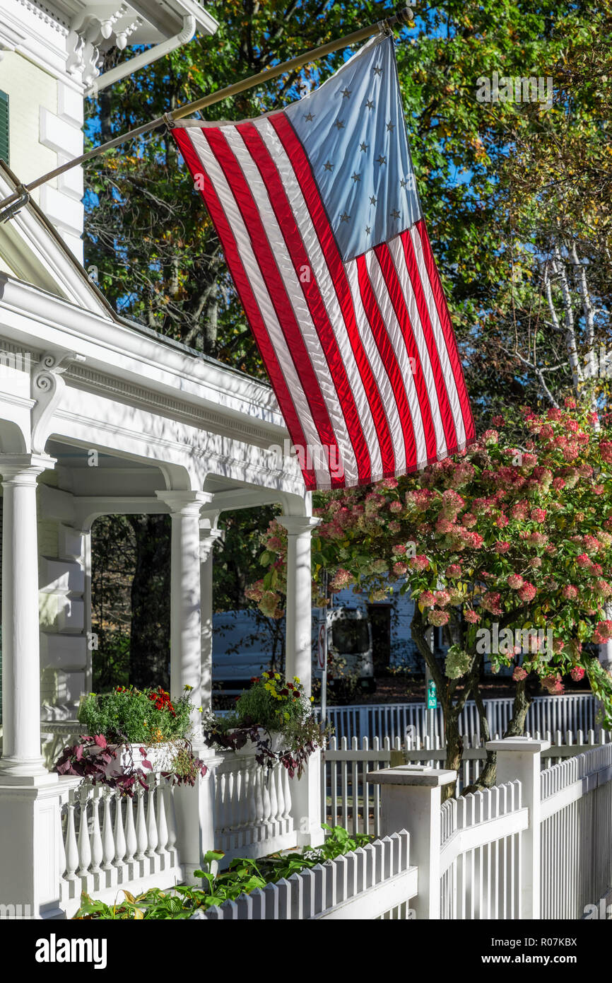 Affascinante casa esterno con bandiera americana, Woodstock, Vermont, USA. Foto Stock