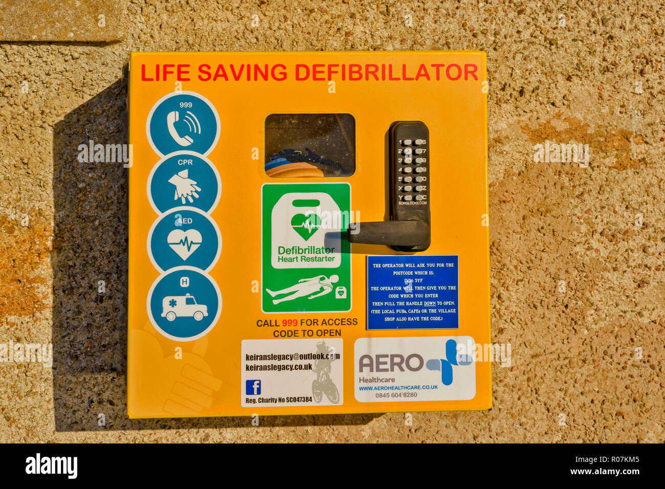 Per salvare la vita defibrillatore su una parete KEIRANS legacy Foto Stock