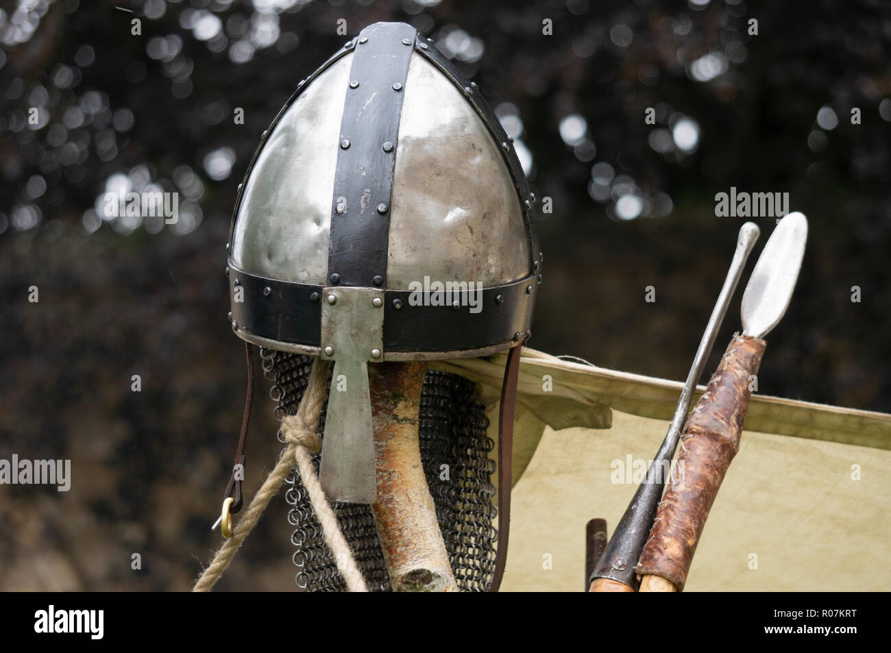 Un Norman notti casco su un palo della tenda. Foto Stock