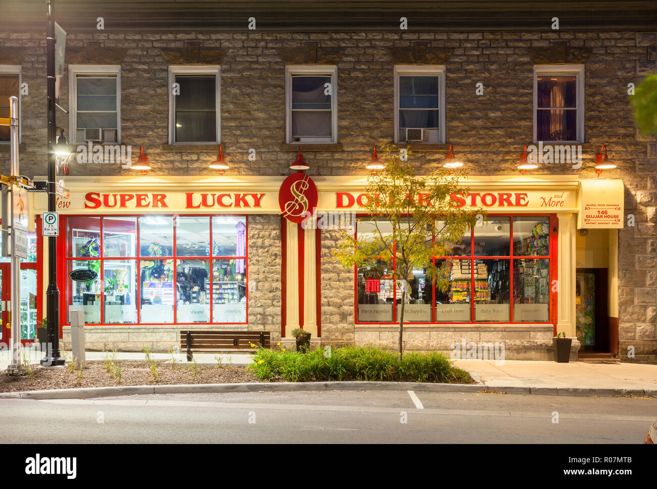 Un negozio chiamato Super Lucky Dollar Store alloggiata in un edificio storico lungo John Street a Nord della città di Arnprior in Renfrew County al crepuscolo. Foto Stock