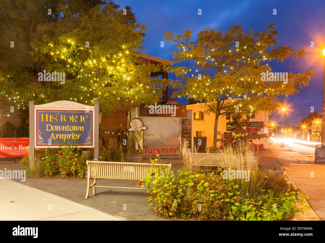 Il centro lungo John Street a Nord della città di Arnprior in Renfrew County al crepuscolo. Arnprior, Ontario, Canada. Foto Stock