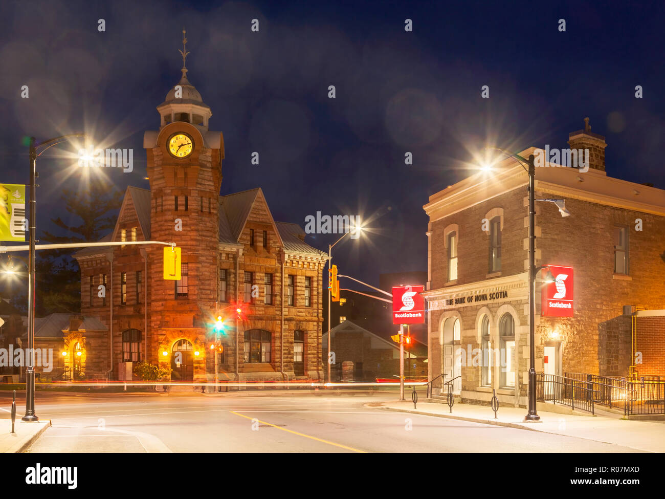 Arnprior e Museo Distrettuale lungo John Street a Nord della città di Arnprior in Renfrew County al crepuscolo. Arnprior, Ontario, Canada. Foto Stock
