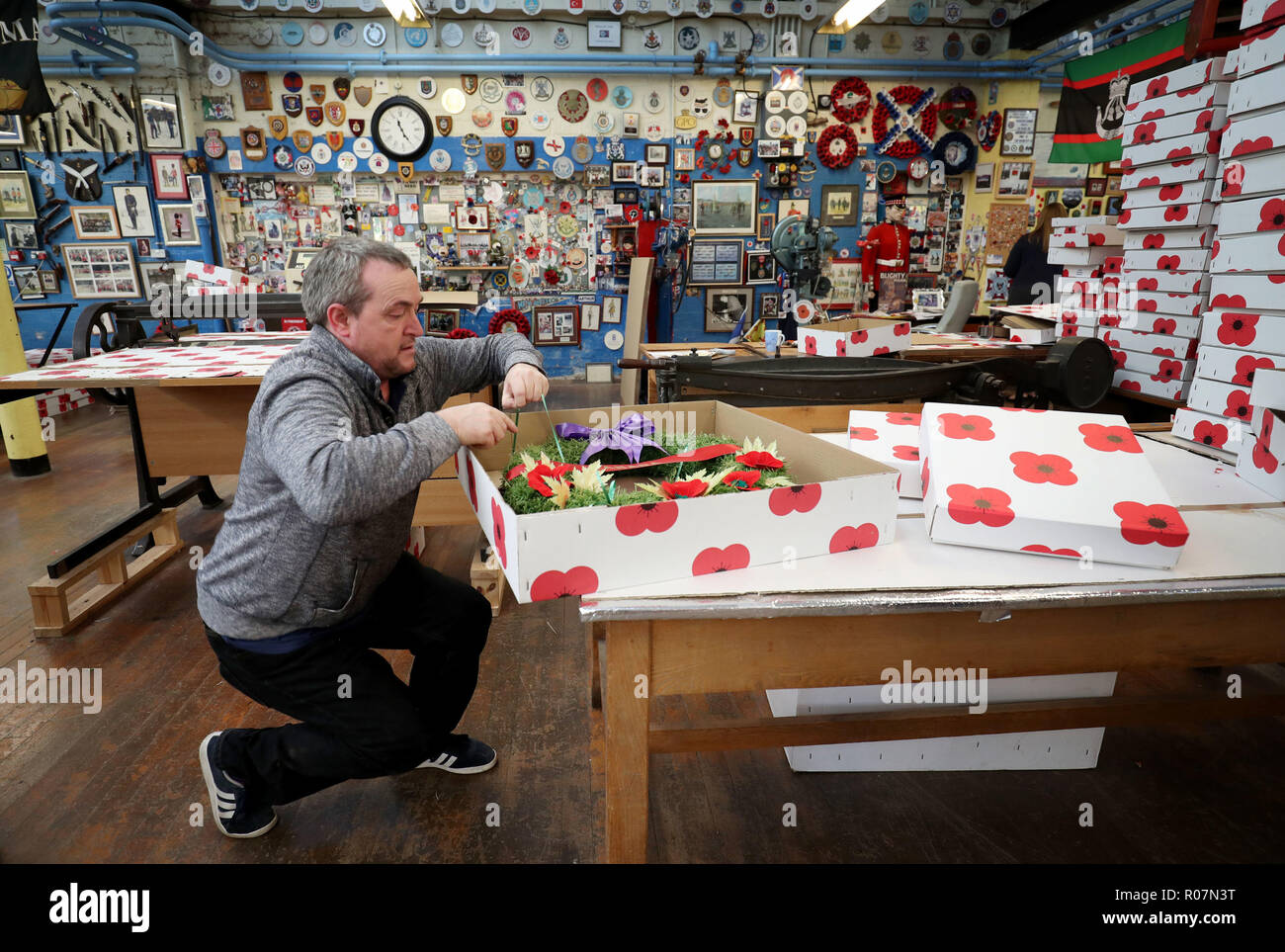 Il veterano Tony Hodkinson lavora sulla creazione di un wreathe in officina al Lady Haig fabbrica di papavero in Edinburgh durante i preparativi finali per quest'anno PoppyScotland appello e Giorno del Ricordo. Foto Stock