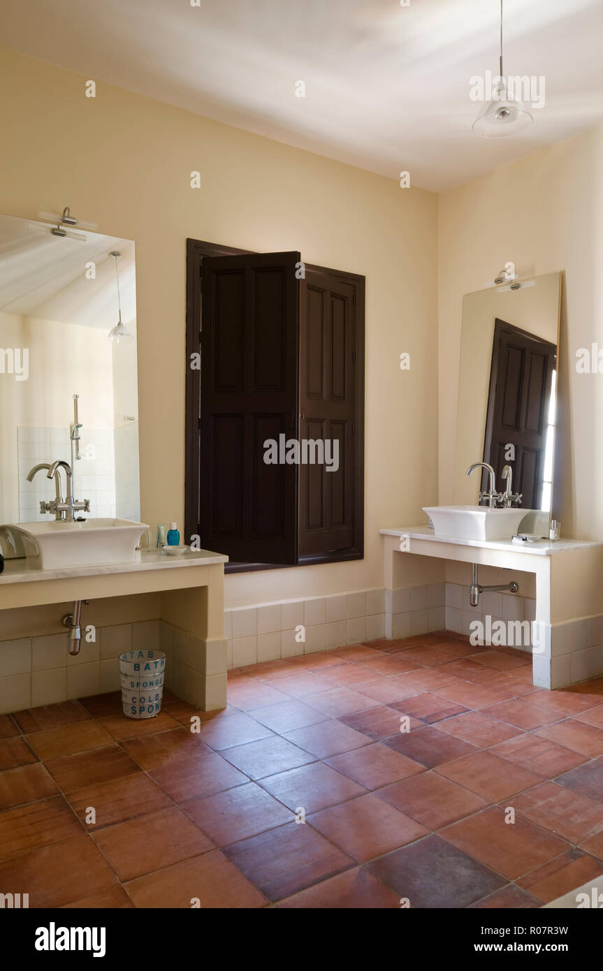Due lavandini da persiane di legno nella stanza da bagno Foto Stock
