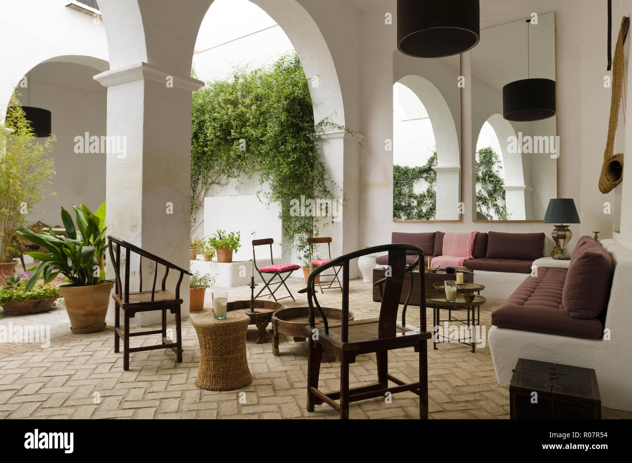 Il divano e le sedie nel cortile mediterraneo Foto Stock
