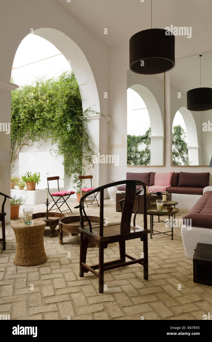 Il divano e le sedie nel cortile mediterraneo Foto Stock