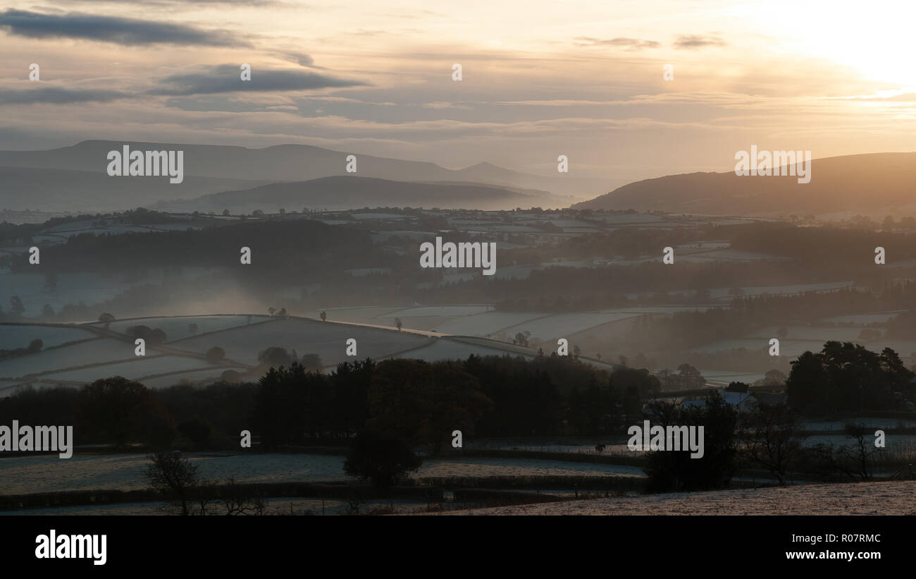 Early Morning mist sorge su terreni agricoli, Brecon Beacons, Ottobre 2018 Foto Stock