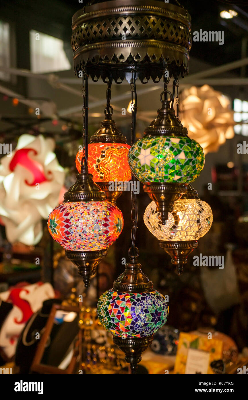Grande Lampadario costituito da vari intarsiato a mano il vetro colorato  lamppads: un handcrafted orientale oggetto vintage Foto stock - Alamy