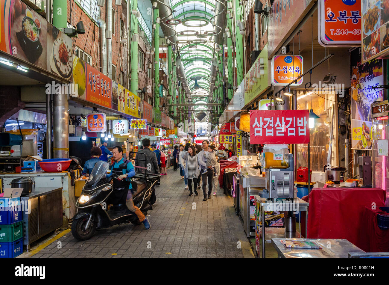 Una vista lungo un vicolo occupato rivestita con bancarelle del mercato  coperto, Bupyeong Khangtong Mercato in Busan, Corea del Sud Foto stock -  Alamy