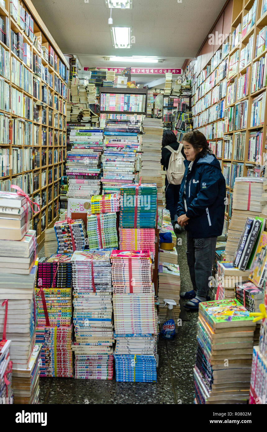 Libro Bosu-Dong vicolo in Busan, la Corea del Sud è piena di librerie vendono prevalentemente di seconda mano libri ed è diventato un luogo di attrazione turistica. Foto Stock
