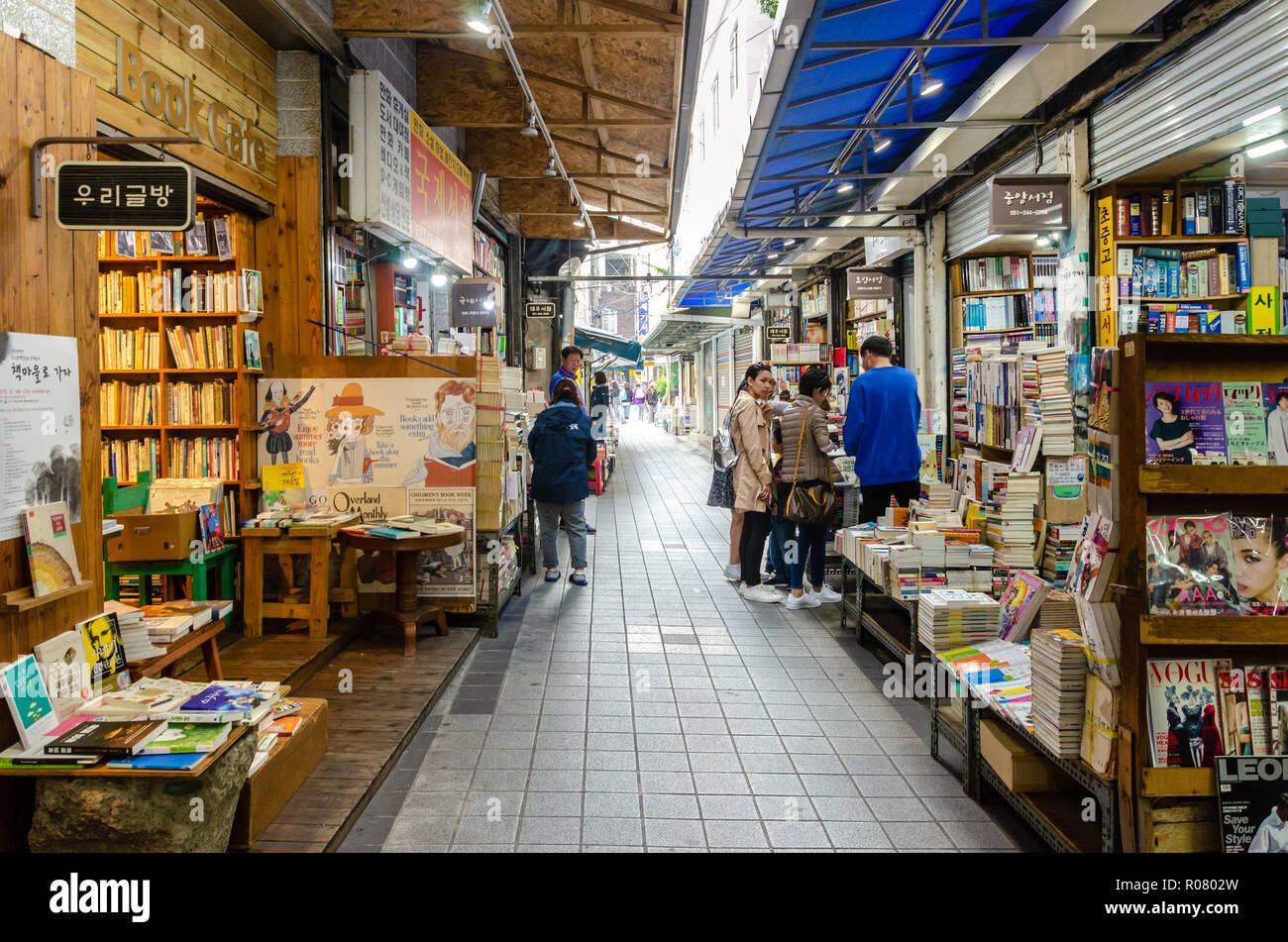 Libro Bosu-Dong vicolo in Busan, la Corea del Sud è piena di librerie vendono prevalentemente di seconda mano libri ed è diventato un luogo di attrazione turistica. Foto Stock