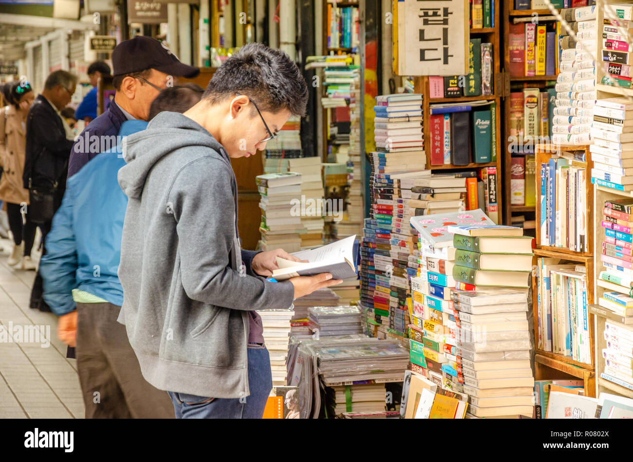 Libro Bosu-Dong vicolo in Busan, la Corea del Sud è piena di librerie vendono prevalentemente di seconda mano libri ed è diventato un luogo di attrazione turistica. Foto Stock