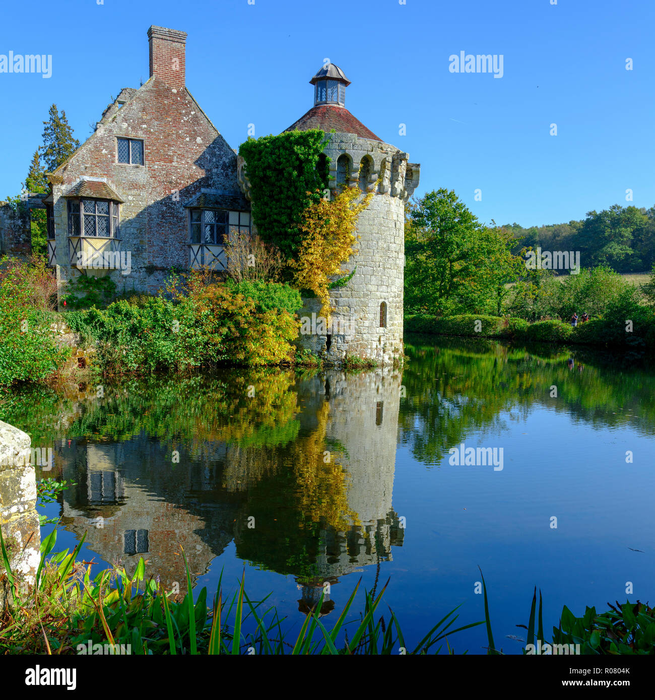 I colori autunnali e del sole su un vecchio castello in motivi di Scotney, East Sussex, Regno Unito Foto Stock