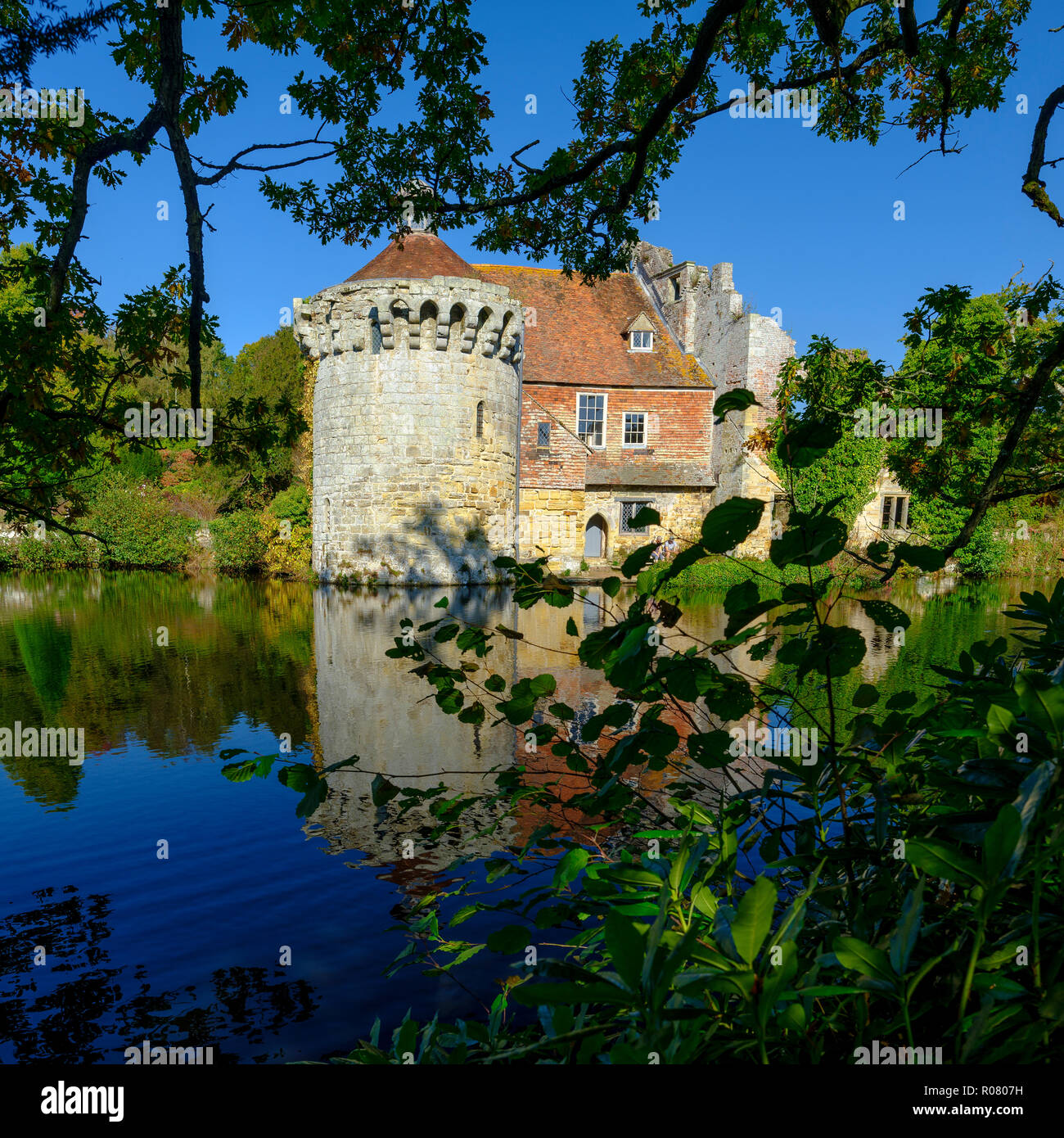 I colori autunnali e del sole su un vecchio castello in motivi di Scotney, East Sussex, Regno Unito Foto Stock