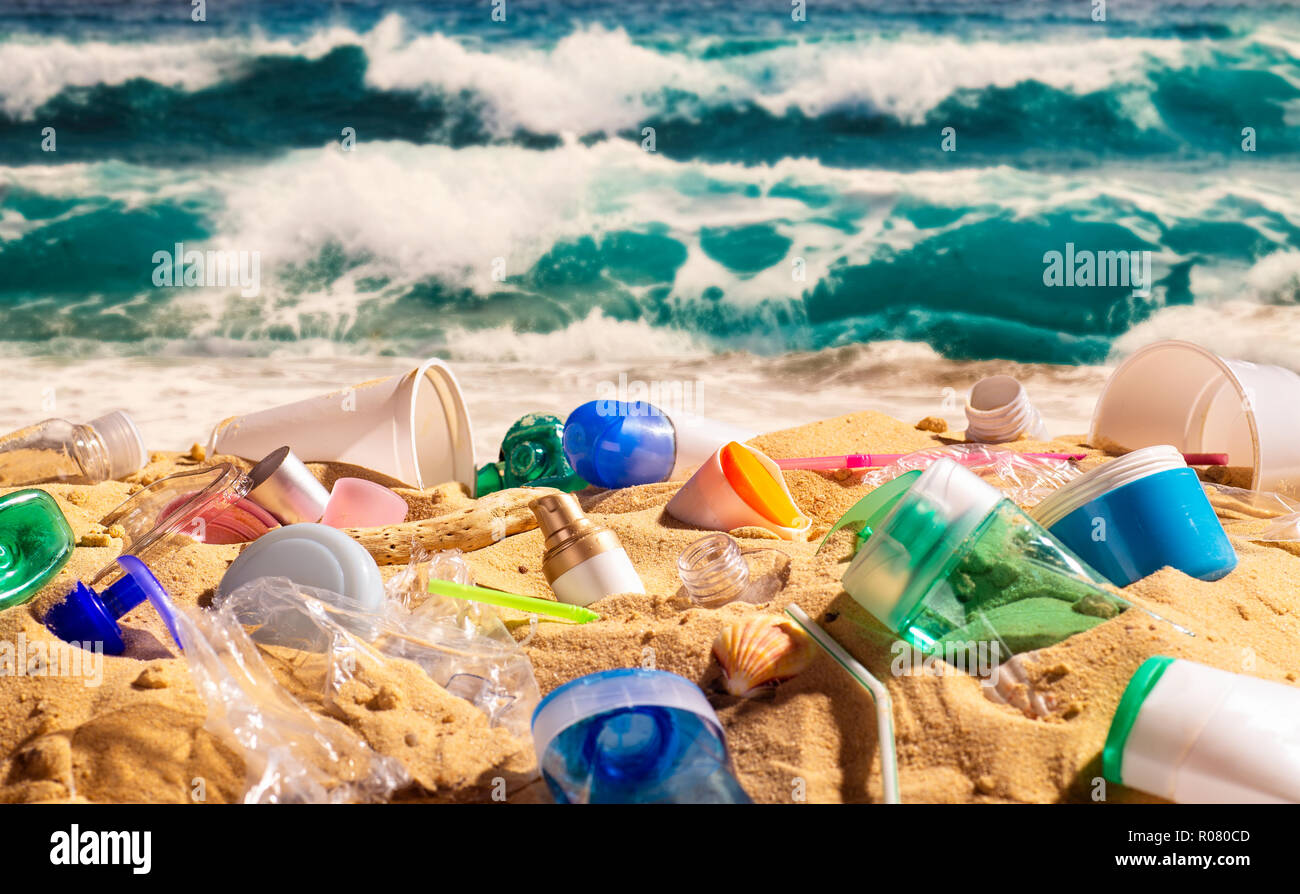 Rifiuti di plastica inquina una meravigliosa spiaggia di sabbia Foto Stock