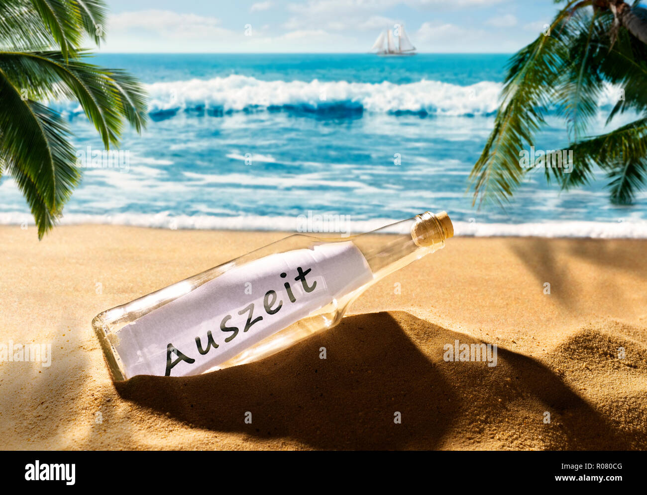 Bottiglia con il messaggio Time out su una bella spiaggia tropicale Foto Stock