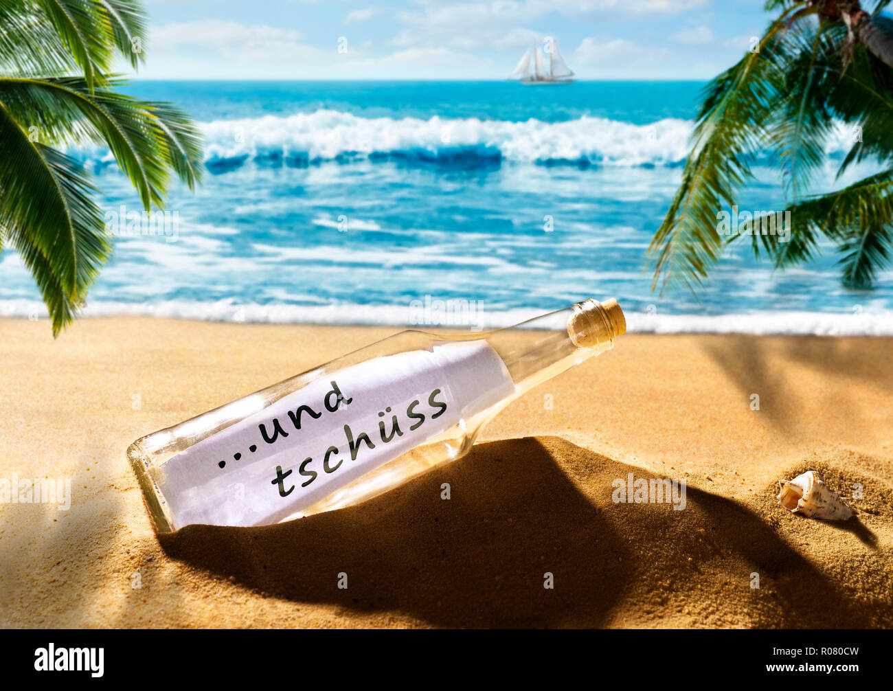 Bottiglia con il messaggio e bye su una bella spiaggia tropicale Foto Stock