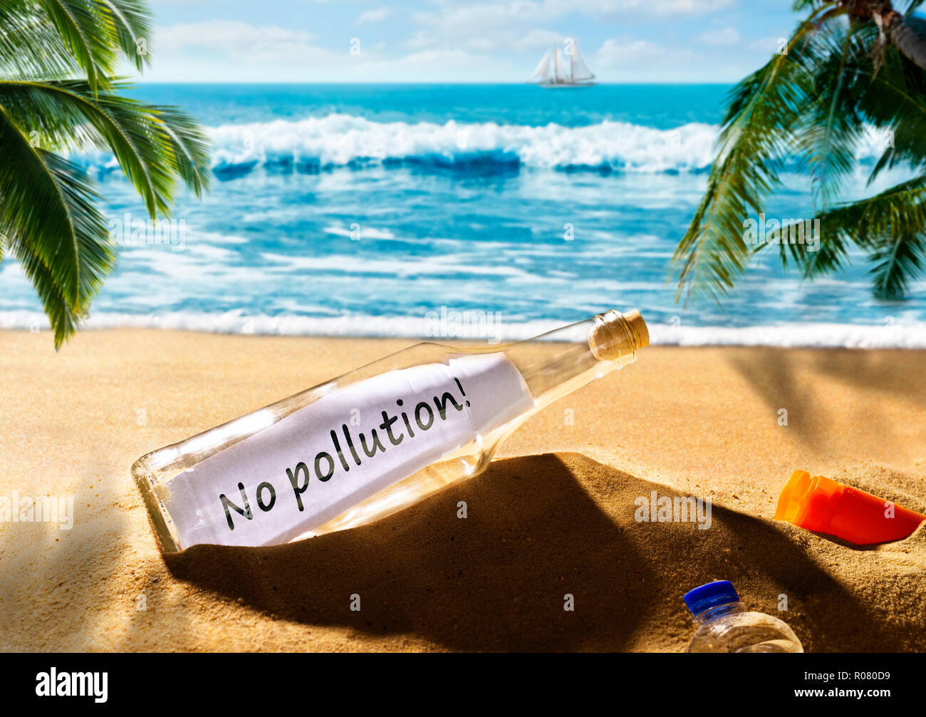 Un messaggio in bottiglia con il messaggio Nessun inquinamento su una bella spiaggia tropicale Foto Stock