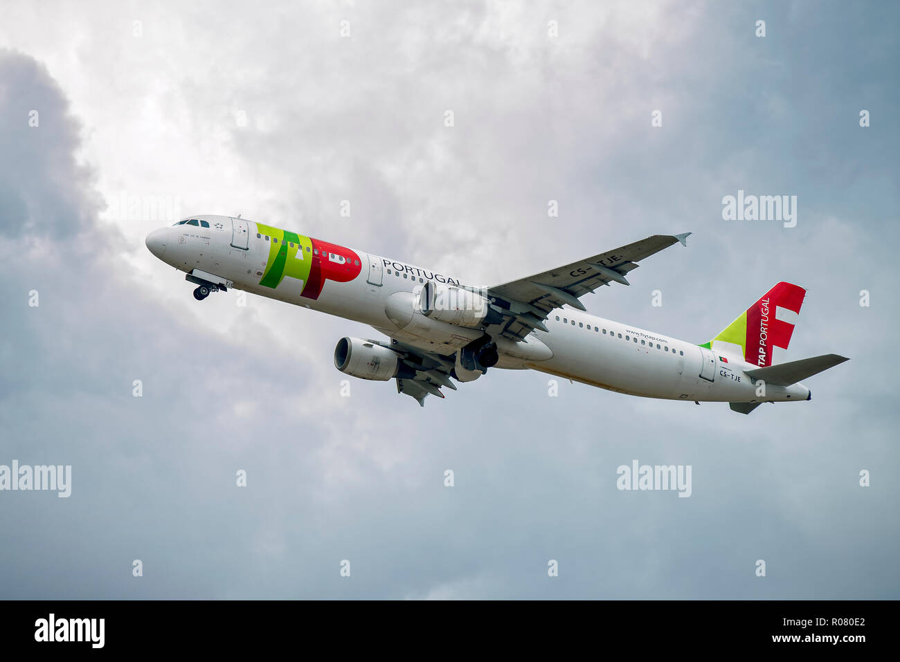 Airbus A321 (CS-TJE) aeromobile da TAP Air Portugal decollare contro le nuvole scure Foto Stock