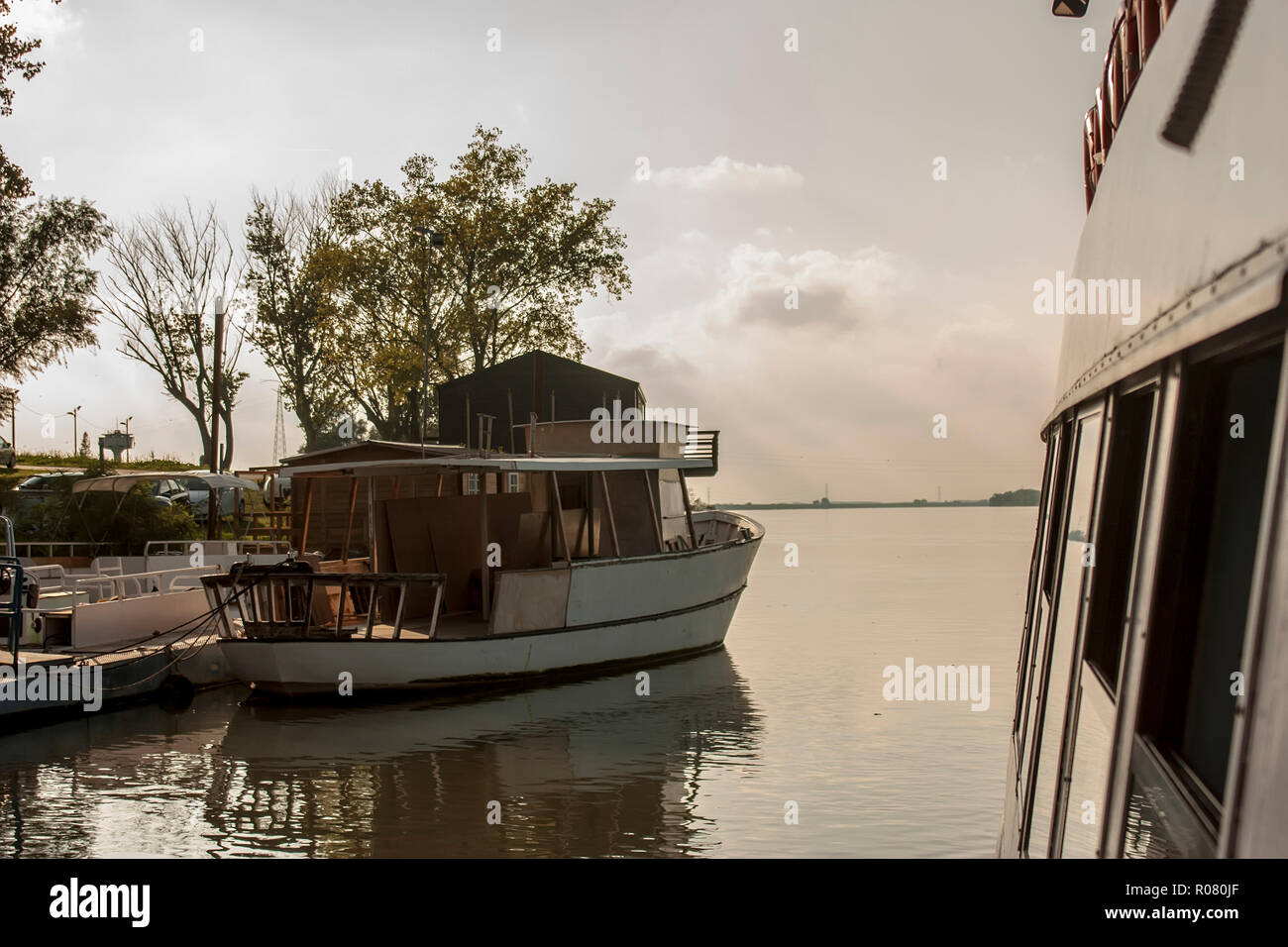 Piccola barca visto da un traghetto barca a vela sul fiume Po in Italia presso il punto di delta. Foto Stock