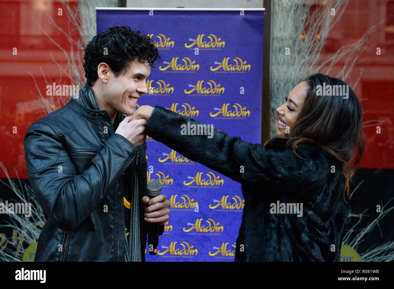 Antony Hewitt, che gioca Aladdin, e Jade Ewen, che interpreta il ruolo di gelsomino, eseguire al di fuori Hamleys su Regent Street, Londra prima della inaugurazione del negozio di Natale di windows. Foto Stock