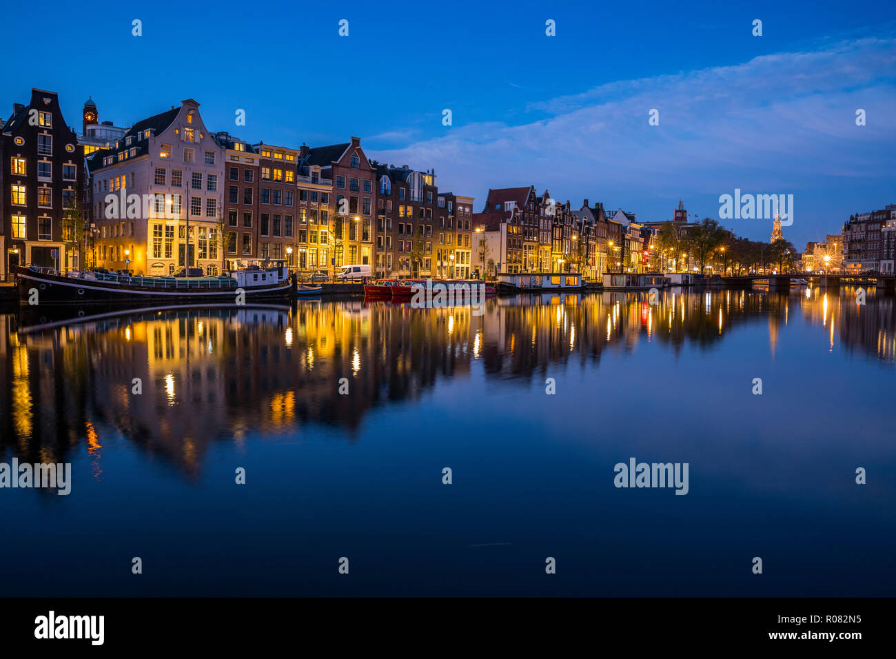 Amsterdam skyline di notte, edificio illuminato waterreflection Foto Stock