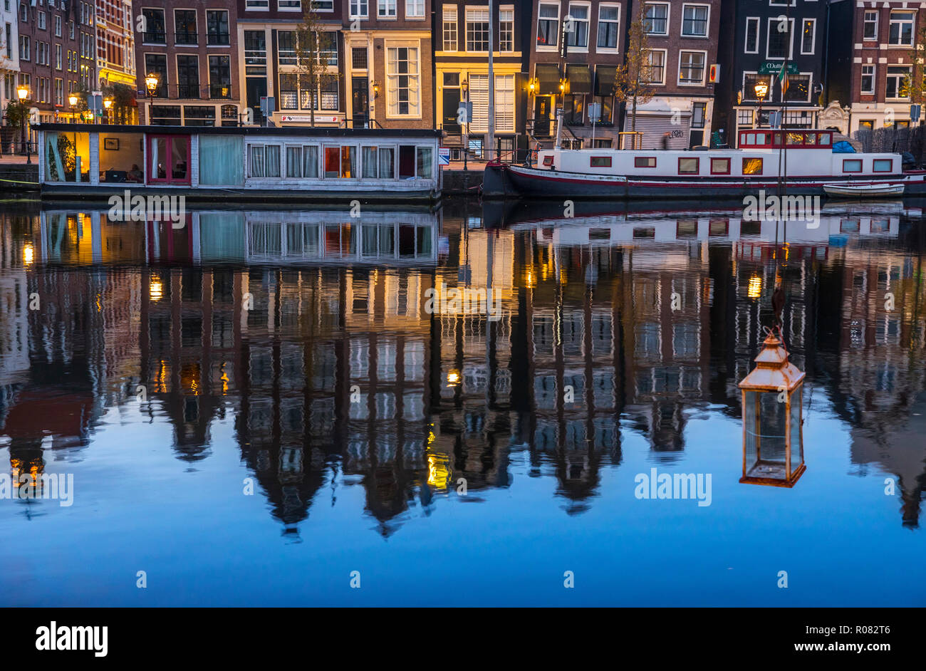 Edifici di Amsterdam e barche di riflessione di acqua Foto Stock