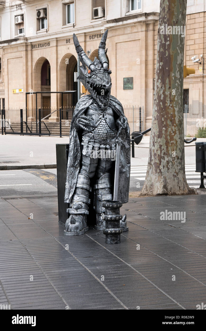 L'artista di strada in costume di drago su Las Ramblas, Barcelona, Spagna Foto Stock