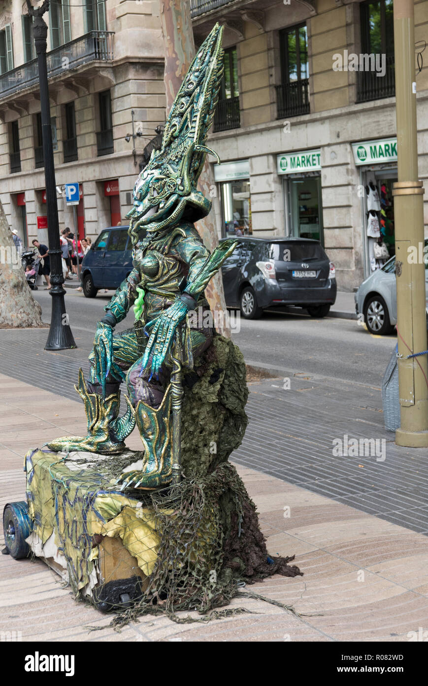 L'artista di strada in costume alieno su Las Ramblas, Barcelona, Spagna Foto Stock