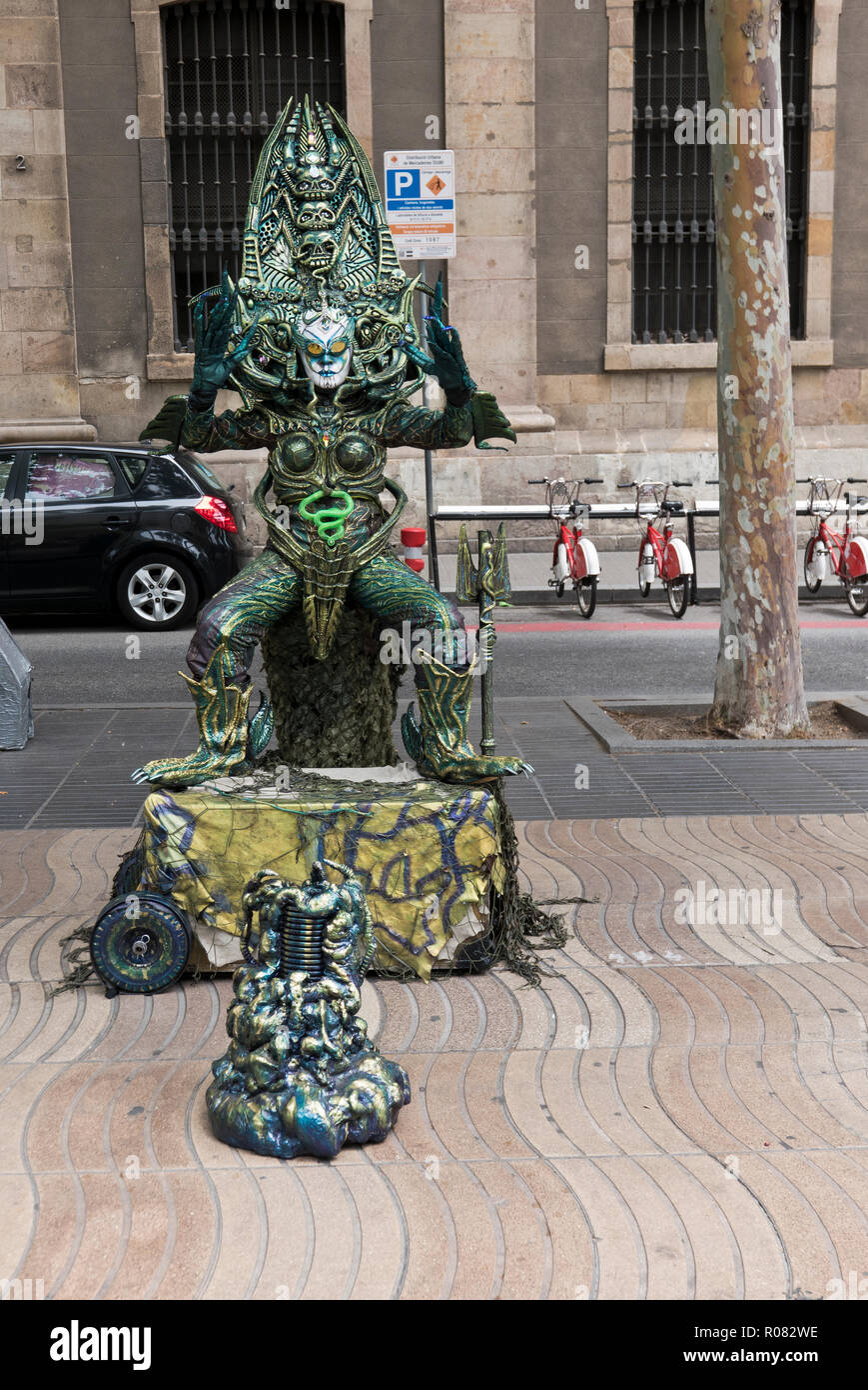 L'artista di strada in costume alieno su Las Ramblas, Barcelona, Spagna Foto Stock