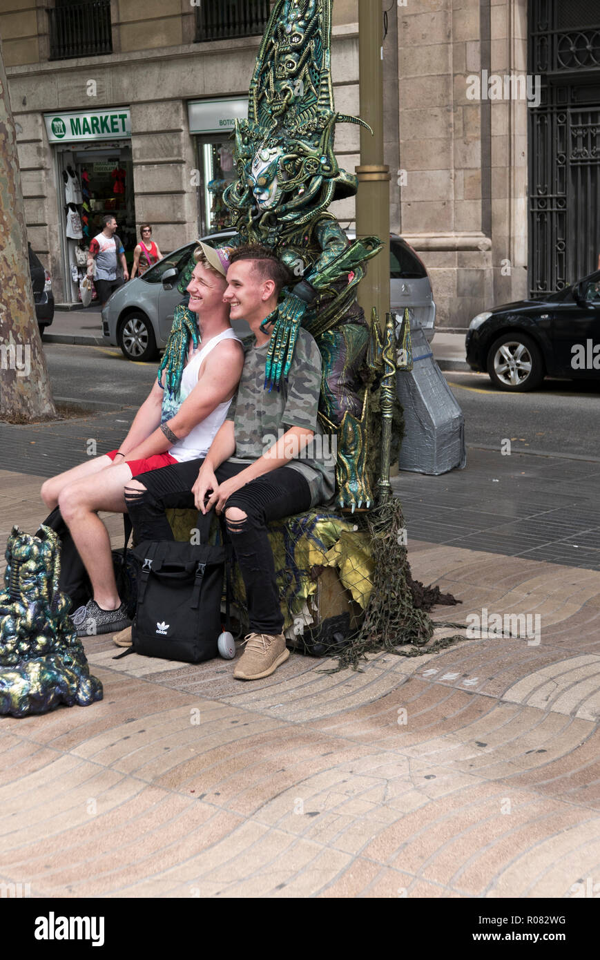 L'artista di strada in costume che viene fotografata con un paio su Las Ramblas, Barcelona, Spagna Foto Stock