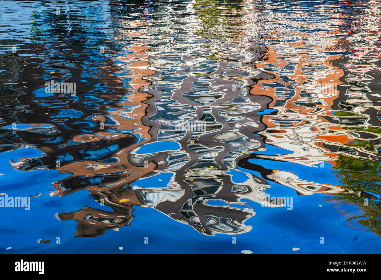 Costruzione di riflessione acqua, Amsterdam Foto Stock