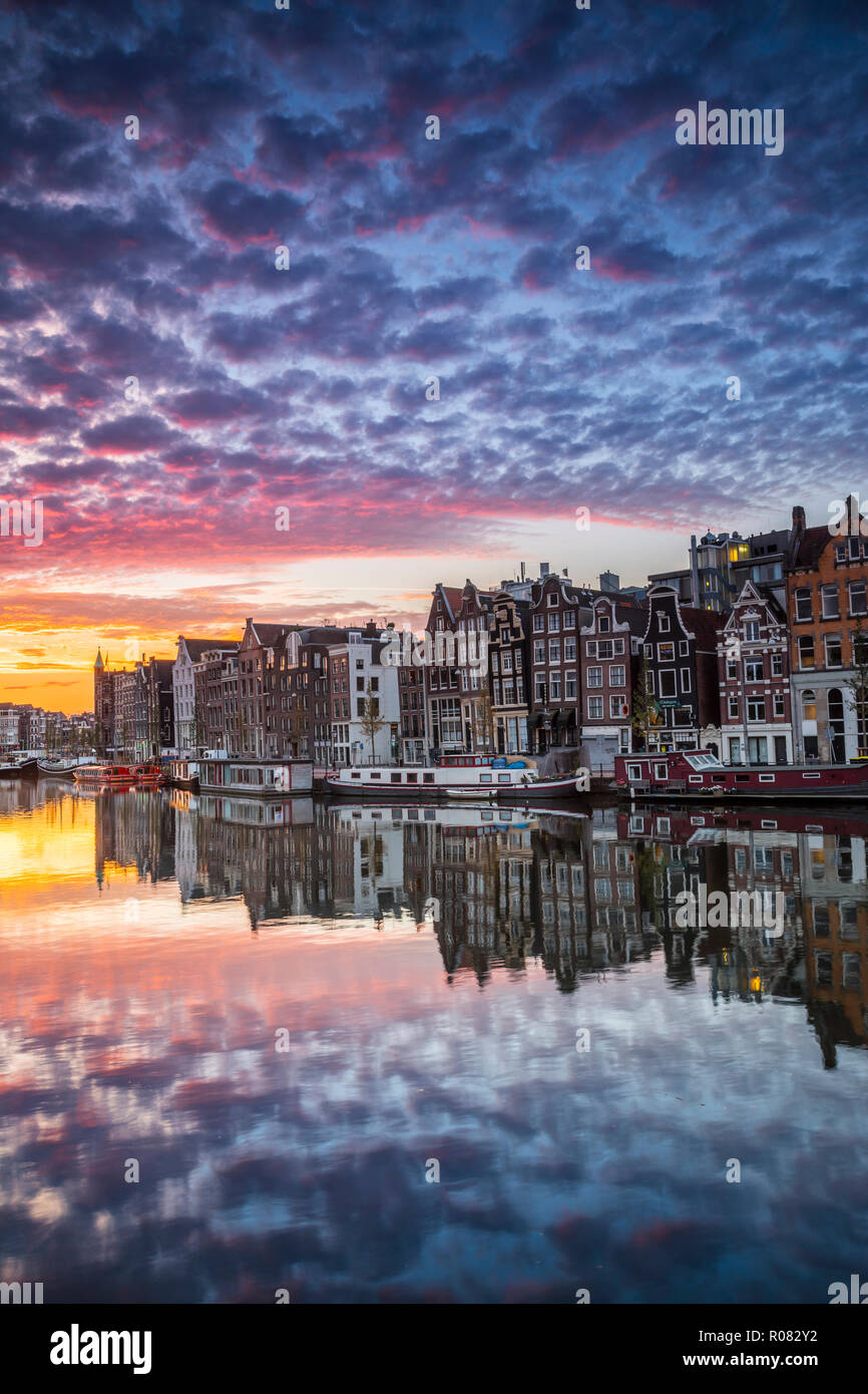Amsterdam sunrise, le case e le nuvole colorate waterreflection Foto Stock